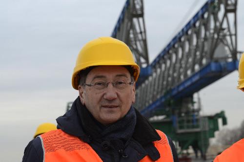 Sergio Bolzonello (Vicepresidente Regione FVG e assessore Attività produttive, Turismo e Cooperazione) durante il sopralluogo al cantiere del nuovo ponte sul Tagliamento nell'ambito dei lavori della terza corsia dell'A4 - Latisana 28/11/2017